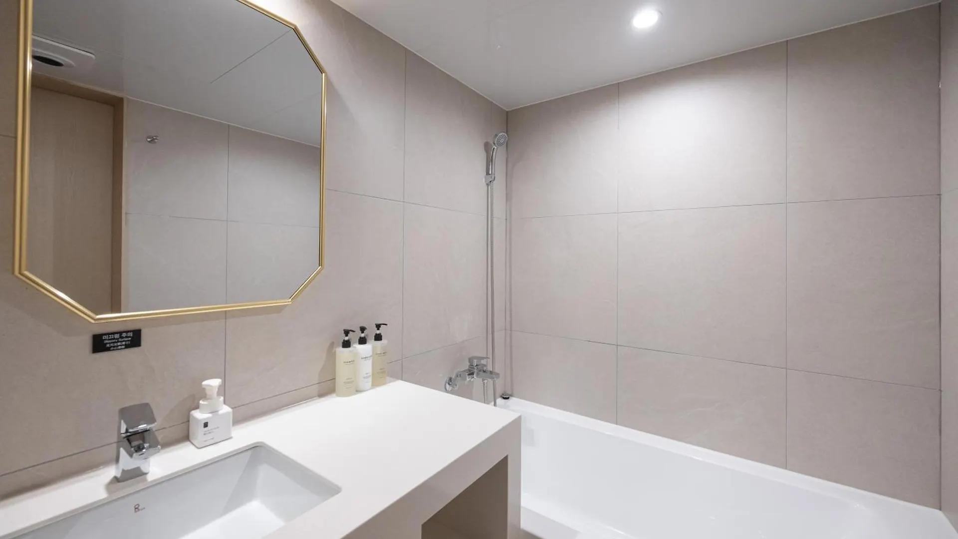 Hotel Bellus Busan 2*,
